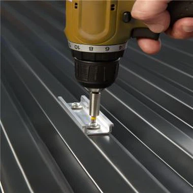 지붕에 태양 전지 패널을 장착